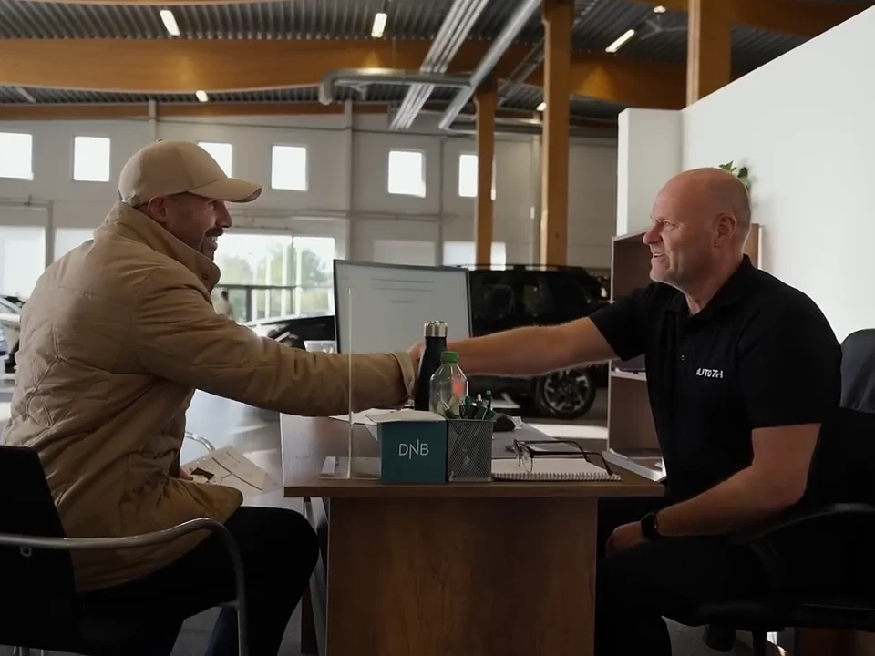 Kund och medarbetare tar i hand hos AUTO7H