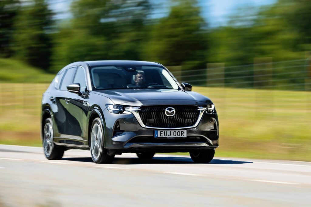 Mazda CX-60 på en grönskande landsväg
