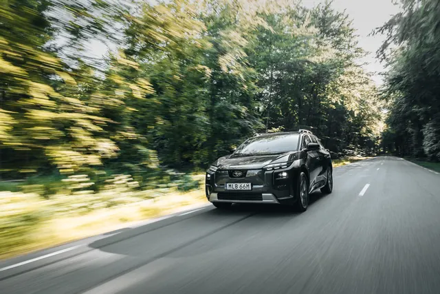 Subaru e-Outback sedd snett framifrån på en asfalterad skogsväg