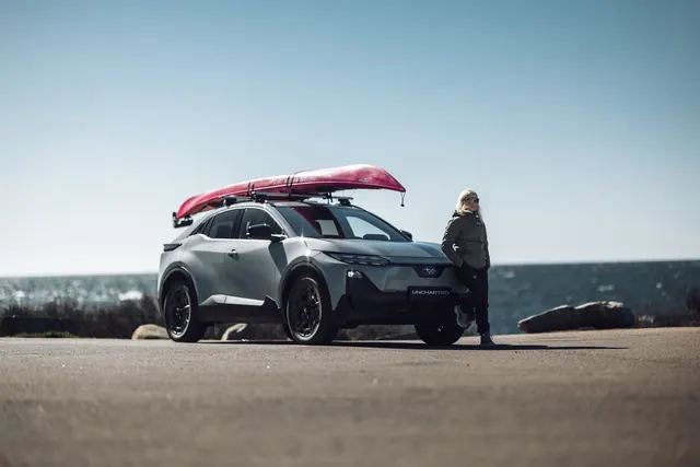 Subaru Uncharted med kajak på taket parkerad vid kusten